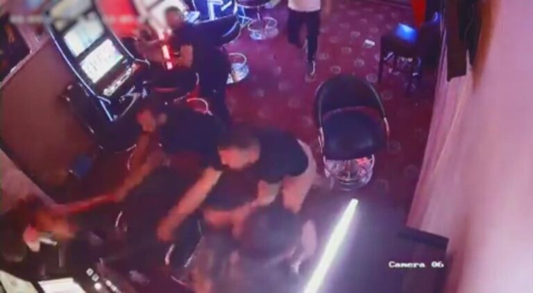 THRILLER hunedorean: A ameninţat CU FURCA în sala de păcănele, apoi s-a plâns că l-au fugărit CU TOPORUL