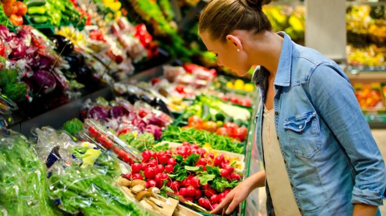 Consiliul Concurenței: S-au ieftinit STRUGURII și PRUNELE. CARNEA și LAPTELE nu prea. Ce alimente costă mai puțin