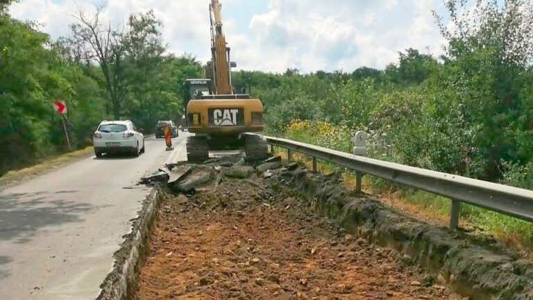 COȘMARUL de pe Coșava: Drumarii au reluat asfaltarea pe cel mai aglomerat drum național din România – VIDEO