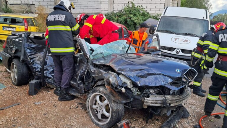 PRĂPĂD PE ȘOSEA, la ieșirea din Petroșani spre Deva: Un BMW a lovit 5 mașini parcate, pasagerii încarcerați. FOTO + VIDEO