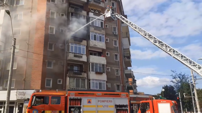 INCENDIU la un bloc din Hunedoara. Pompierii au salvat patru persoane, 11 locatari s-au autoevacuat – VIDEO