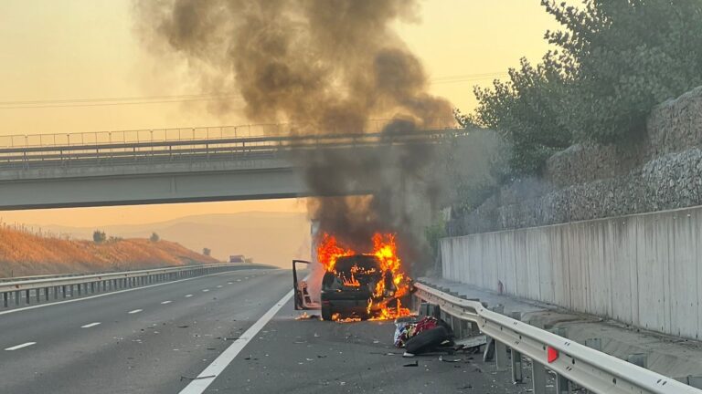 ULTIMA ORĂ: Autoturism ÎN FLĂCĂRI pe autostrada A1, la Turdaș, după coliziunea cu un TIR – VIDEO