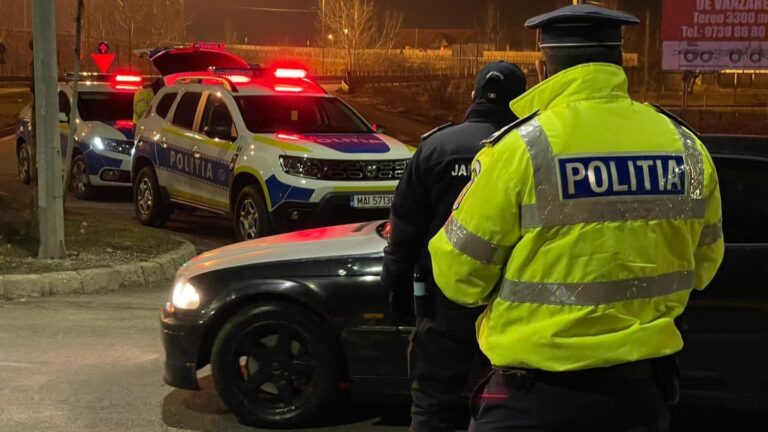 URMĂRIRE CU ÎMPUȘCĂTURI: Poliţiştii au tras TREI FOCURI DE ARMĂ ÎN AUTOTURISM. Şoferul, fără permis şi posibil drogat