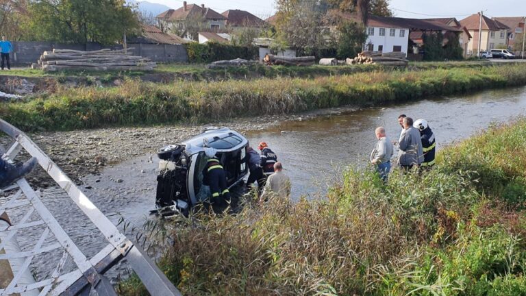 ACCIDENT CIUDAT la Hațeg: Un șofer de 73 de ani A CĂZUT DE PE POD în râul Galbena.  FOTO + VIDEO