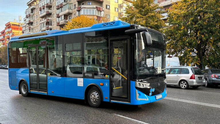ALBASTRELE MARI au ieșit pe traseu. Primele AUTOBUZE ELECTRICE circulă pe străzile Devei începând de astăzi