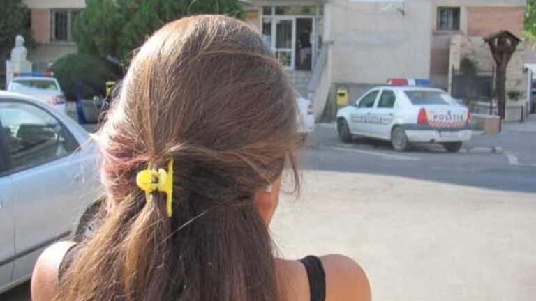 Fată, ce ai tu în șervețel? Ia, niște pulbere albă, nenea. HUNEDOARA, DROGURI LA GREU!