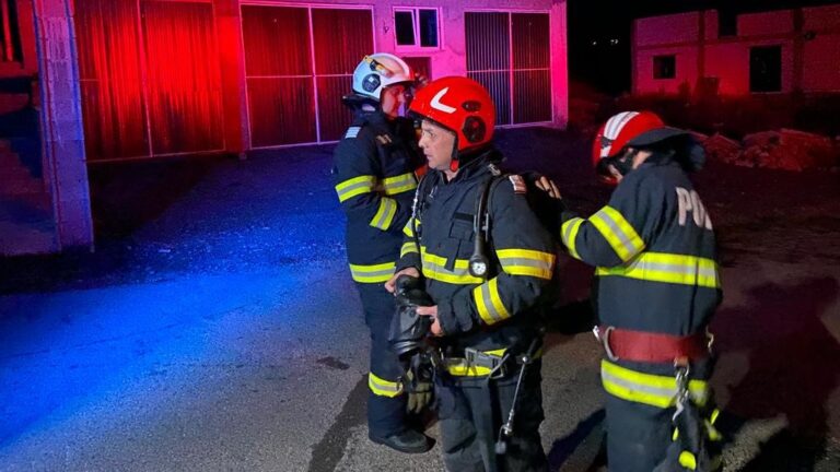 ȘAPTE OAMENI INTOXICAȚI CU GAZ într-o casă din Deva. Cinci copii și doi adulți au fost duși la Spitalul de Urgență
