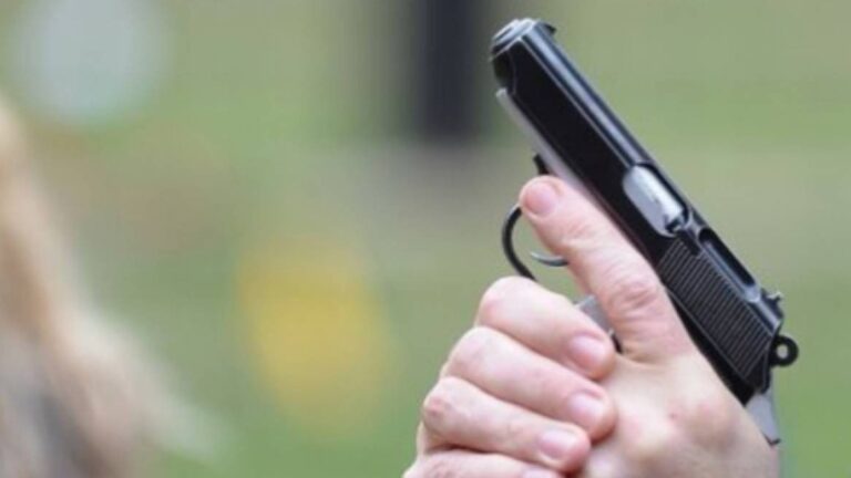 FUGARUL A FOST PRINS! Polițiștii au fost nevoiți să tragă CU PISTOLUL ca să îl oprească