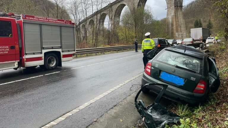 ACCIDENT la intrarea în Brad: Șoferul de 65 de ani a rămas încarcerat după impact. Traficul a fost blocat pe un sens
