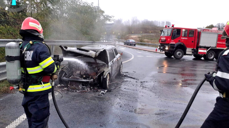 UN AUTOTURISM A ARS COMPLET la ieșirea de pe autostrada A1 spre Coșava. Pompierii din Dobra au intervenit