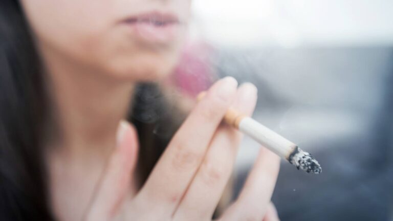 FUMĂTOARE ÎNRĂITĂ: O fată de 25 de ani a vrut să fumeze 32.000 de țigări. Noroc că a oprit-o poliția din Simeria