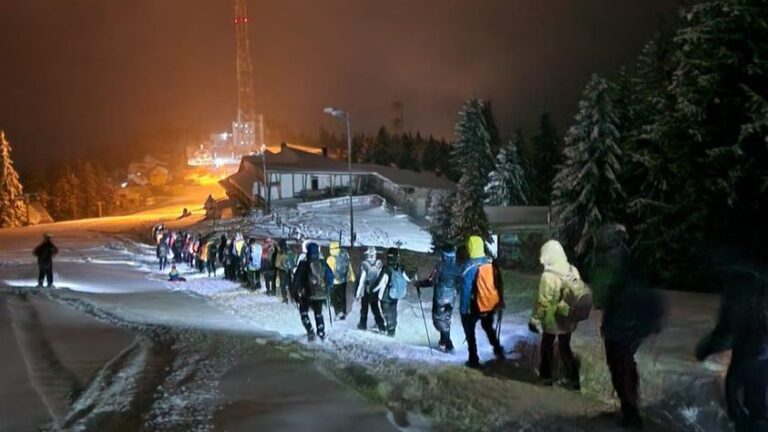 TRAGEDIE EVITATĂ în Parâng: Peste 50 de turiști au fost salvați din nămeți de salvamontiștii hunedoreni – VIDEO