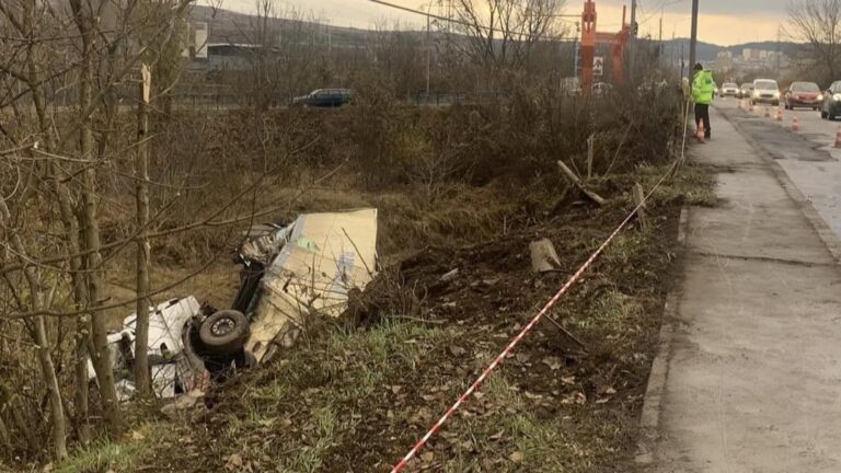 Șofer RĂNIT GRAV după ce TIR-ul pe care îl conducea s-a prăbușit de pe un pod, la intrarea în Hunedoara