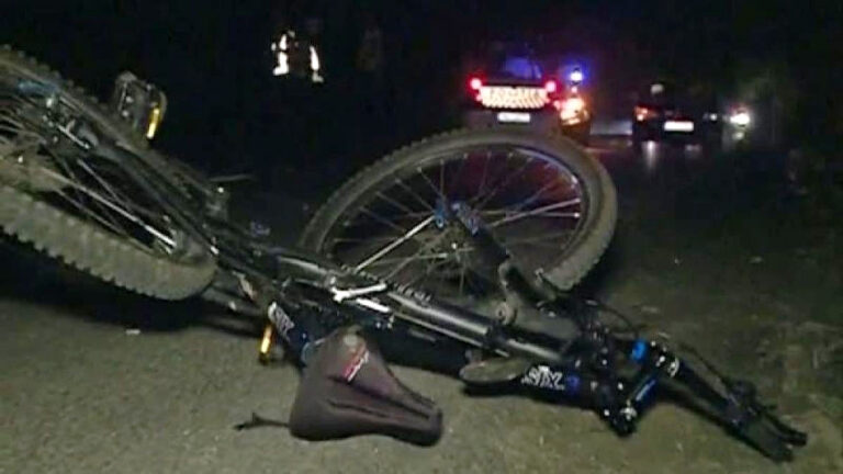 N-a ținut la băutură. Numai a mirosit o bere și a căzut cu bicicleta-n drum, la Orăștie