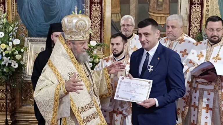 George Simion, liderul AUR, a primit de la ÎPS Laurențiu, Mitropolitul Ardealului, înalta distincție ”Crucea Șaguniană”