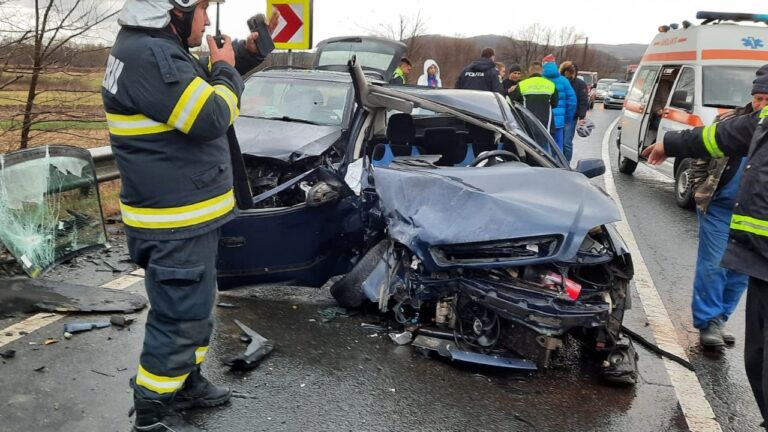 Accident cu PATRU VICTIME în zona Baia de Criș. A intervenit elicopterul SMURD
