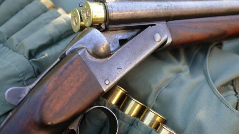 ÎMPUȘCAT ÎN MAȘINĂ cu arma de vânătoare. Pușca s-a descărcat când vânătorii au dat în gropi