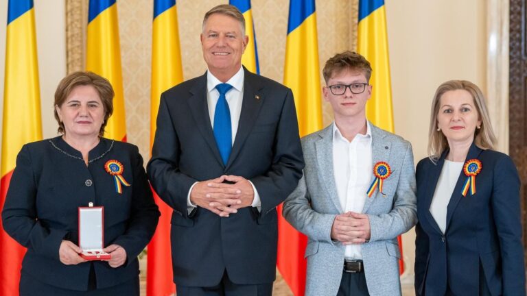 ÎNTRE DOUĂ AVIOANE: Președintele României a premiat Liceul ”I.C. Brătianu” din Hațeg