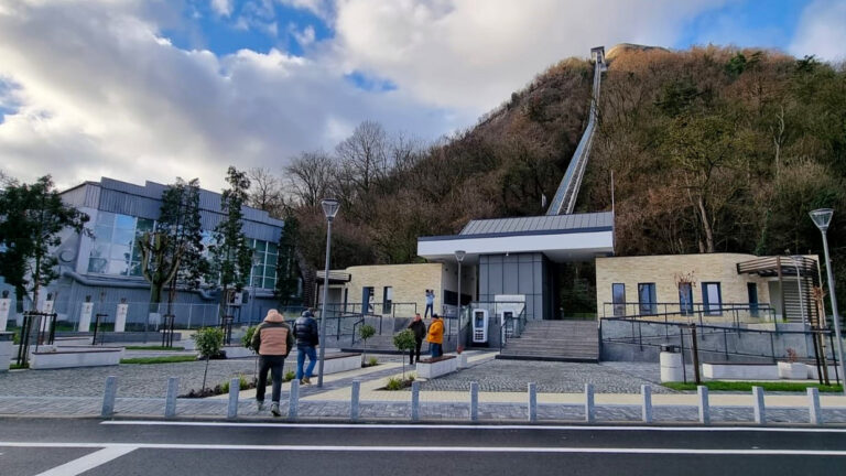 Lucrările de modernizare a Telecabinei de la Cetatea Devei AU FOST FINALIZATE. Arată SPECTACULOS