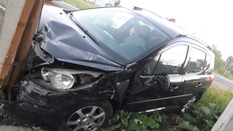 FENOMEN NOU: Trag tare cu țuica, după care POCNESC MAȘINILE în gardurile caselor. Serial cu TREI EPISOADE