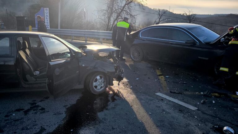 ACCIDENT între Deva și Brad, pe curbele de pe Dealu Mare. Un Opel și un BMW s-au ciocnit frontal – VIDEO