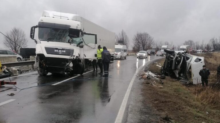 TRAFIC DE COȘMAR pe dealul Coșava, între Deva și Timișoara. ACCIDENT cu 3 victime, un tânăr a murit