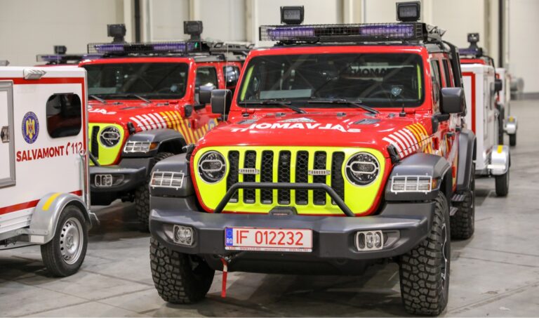 SALVAMONT Hunedoara a primit două super Jeep Wrangler. Mașina costă peste 100.000 euro