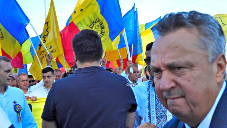PROBLEME pentru AUR: Nu vor mai putea flutura tricolorul CU ALTE ÎNSEMNE ADĂUGATE. Este ilegal