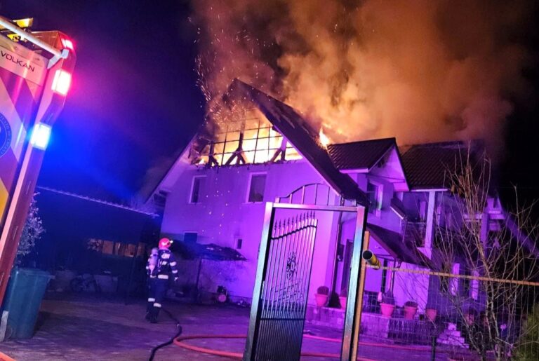 Pompierii din Hunedoara au luptat cu flăcările PATRU ORE în această noapte. Casa preotului a luat foc