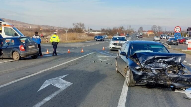 ACCIDENT provocat de un șofer de 19 ani, lângă Călan. Trei oameni au ajuns la spital – VIDEO