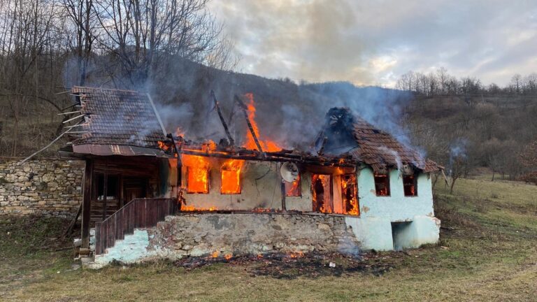 Casa unui om sărman din comuna Balșa s-a făcut scrum. Pompierii au încercat trei ore să mai salveze ceva