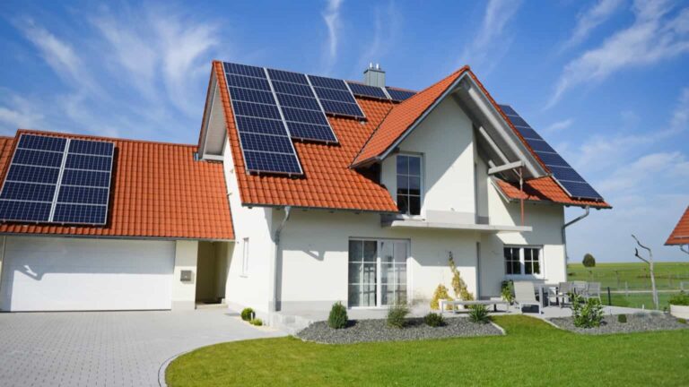 De astăzi, programul Casa Verde FOTOVOLTAICE va fi deblocat. Ce trebuie să facă solicitanții