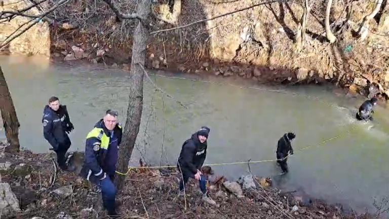 ”Magnetu, dă magnetu!” Au venit și DOI SCAFANDRI. 32 de polițiști caută în continuare pistolul în Criș – VIDEO