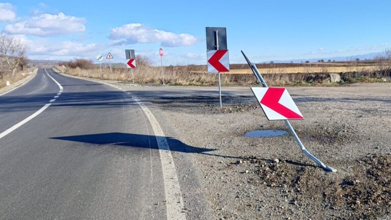VANDALISM și bătaie de joc PE BANI GREI, pe un drum județean: Indicatoare rutiere DISTRUSE sau GREȘITE