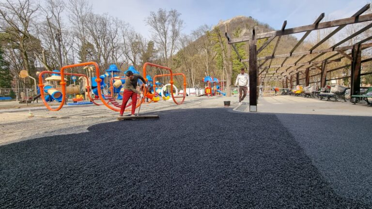 Modernizarea locului de joacă din Parcul ,,Cetate” Deva se apropie de final