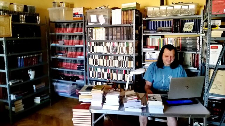 DEVA: Scriitor reclamat de vecini că are PREA MULTE CĂRȚI ÎN CASĂ: ”Se prăbușește blocul din cauza lor!”