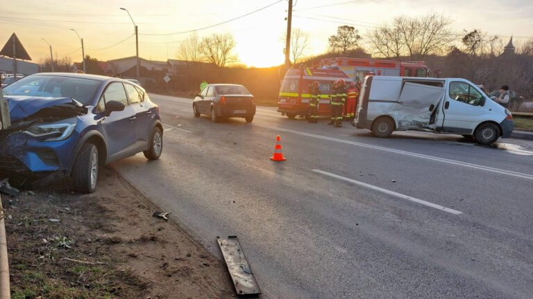 TINERI RĂNIȚI în ciocnirea unui autoturism cu o autoutilitară, aproape de intrarea în Hunedoara