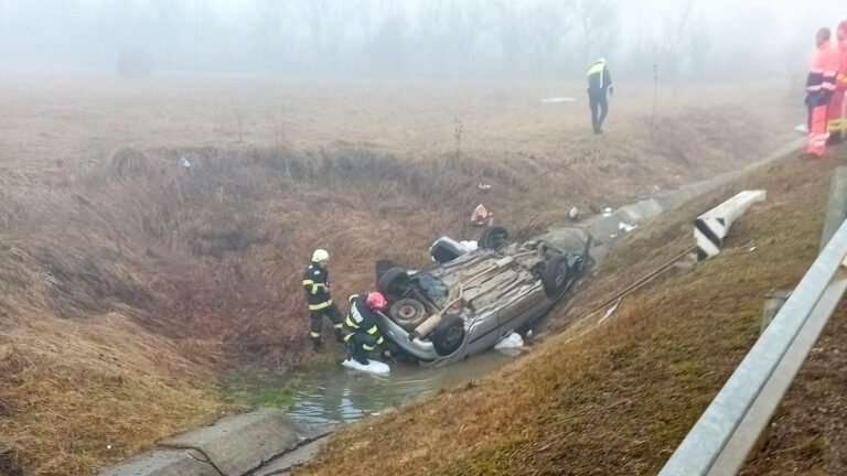 ACCIDENT între Brad și Țebea. Un autoturism s-a răsturnat în șanț, două tinere au fost rănite