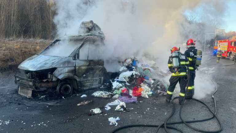 O dubiță cu textile A LUAT FOC în mers, la Merișor. Trafic blocat pe DN66 în timpul intervenței pompierilor