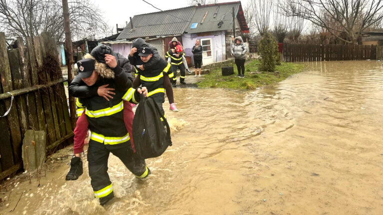 Oameni EVACUAȚI de pompieri din calea APELOR REVĂRSATE la Orăștie. Gospodării afectate de INUNDAȚII
