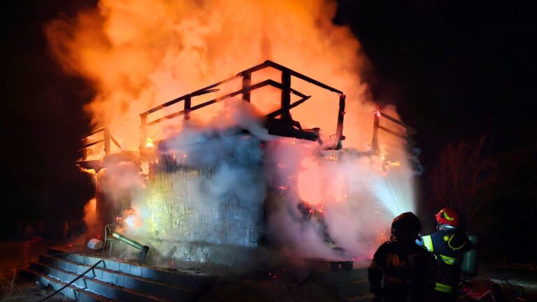 CABANĂ MISTUITĂ DE FLĂCĂRI, sâmbătă seara. Pompierii s-au luptat trei ore cu INCENDIUL – VIDEO