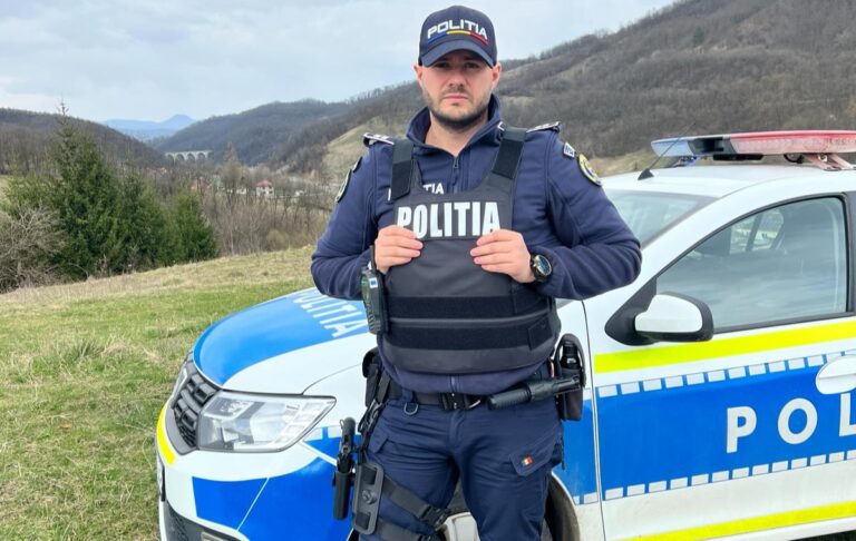 Acest polițist a salvat viața unui om căzut pe stradă, în Deva. Vezi ce s-a întâmplat