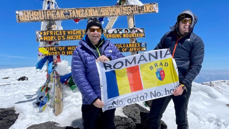 Primarul din Brad s-a cățărat pe Acoperișul Africii, la aproape 6.000 de metri. Pe cine a mai luat cu el