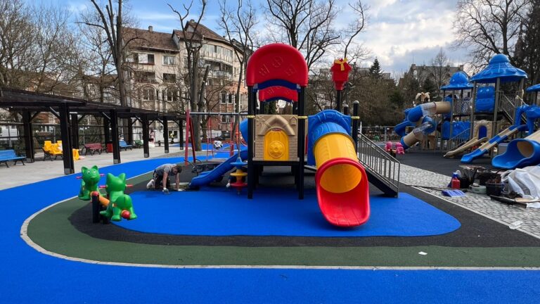 UN LOC DE JOACĂ MINUNAT, în parcul de la poalele Cetății din Deva, prinde contur – GALERIE FOTO