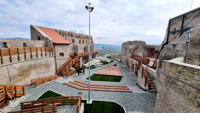 CETATEA DEVEI, SPECTACULOASĂ! Cum arată ACUM simbolul municipiului – FOTO