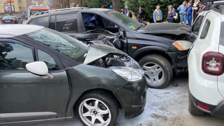 ACCIDENT în centrul Devei, pe Iuliu Maniu: 4 autoturisme implicate, 3 persoane asistate medical