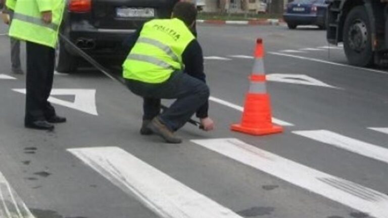 ORĂȘTIE: Două fetițe și un bărbat, LOVIȚI ÎN PLIN pe trecerea de pietoni. Au ajuns la spital
