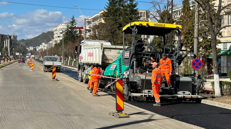 DEVA: A început asfaltarea celui mai mare bulevard din municipiu