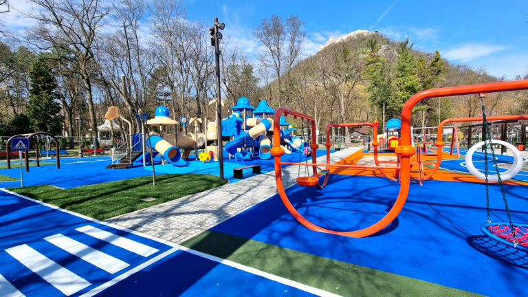DEVA: S-A DESCHIS NOUL LOC DE JOACĂ din Parcul Cetății. Primii copii au fost entuziasmați