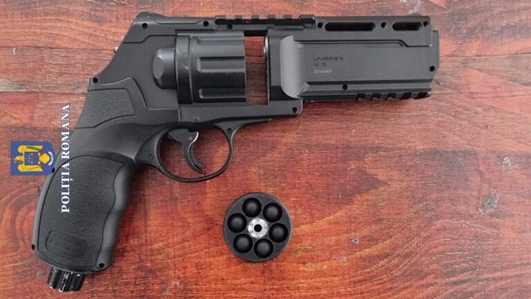 S-A GĂSIT PISTOLUL! Dar nu în râu la Crișcior, ci la un elev în bancă. Și nu era pistolul ĂLA